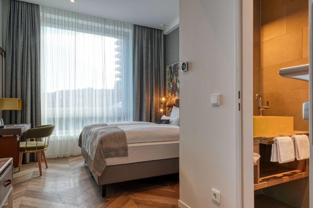 Postel nebo postele na pokoji v ubytování Vienna House Easy by Wyndham Hamburg Bergedorf