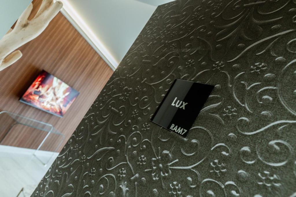 TV a/nebo společenská místnost v ubytování Ram7 Lux Charmant Apartment Gallarate