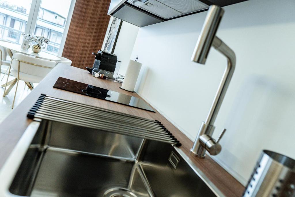 Kuchyň nebo kuchyňský kout v ubytování Ram7 Lux Charmant Apartment Gallarate
