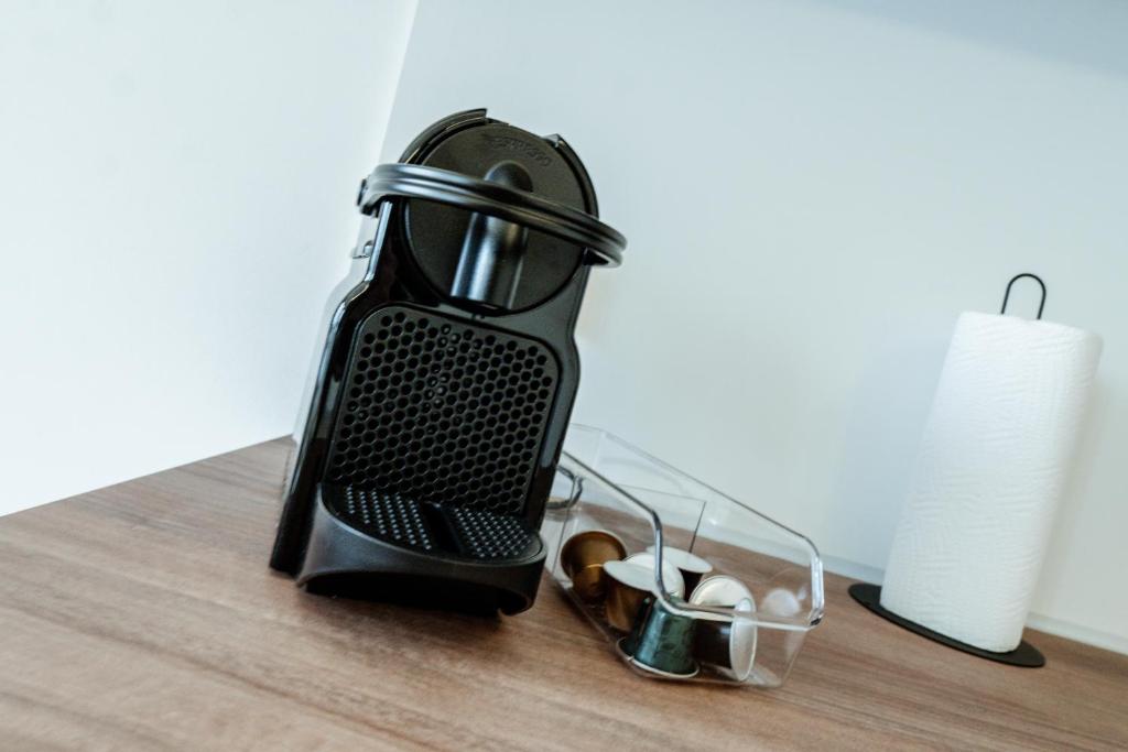 Příslušenství pro přípravu čaje a kávy v ubytování Ram7 Lux Charmant Apartment Gallarate