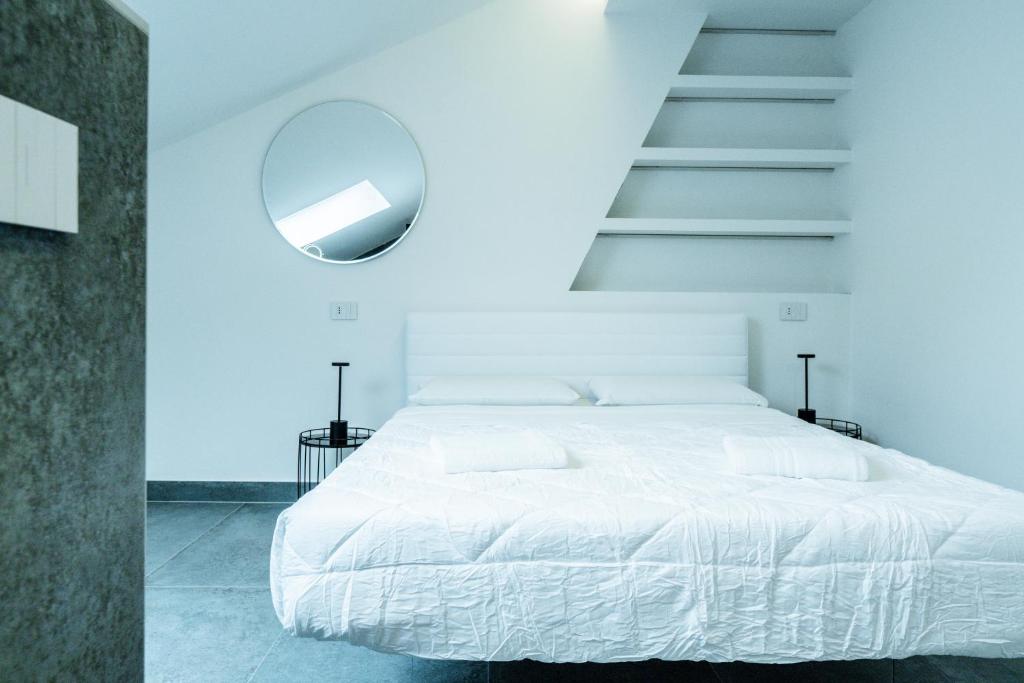 Postel nebo postele na pokoji v ubytování Ram7 Segredo Ultrassecreto Apartment Gallarate