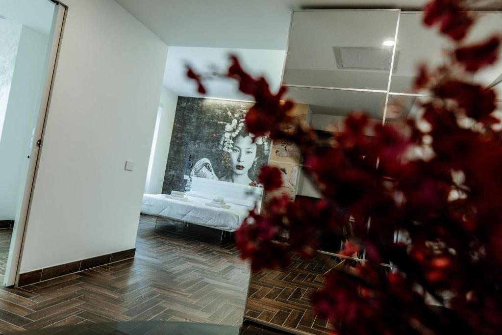 Postel nebo postele na pokoji v ubytování Ram7 Kōfuku Zen Apartment Gallarate
