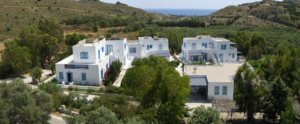 una vista aérea de una gran casa blanca en Anna Ageliki, en Damnoni