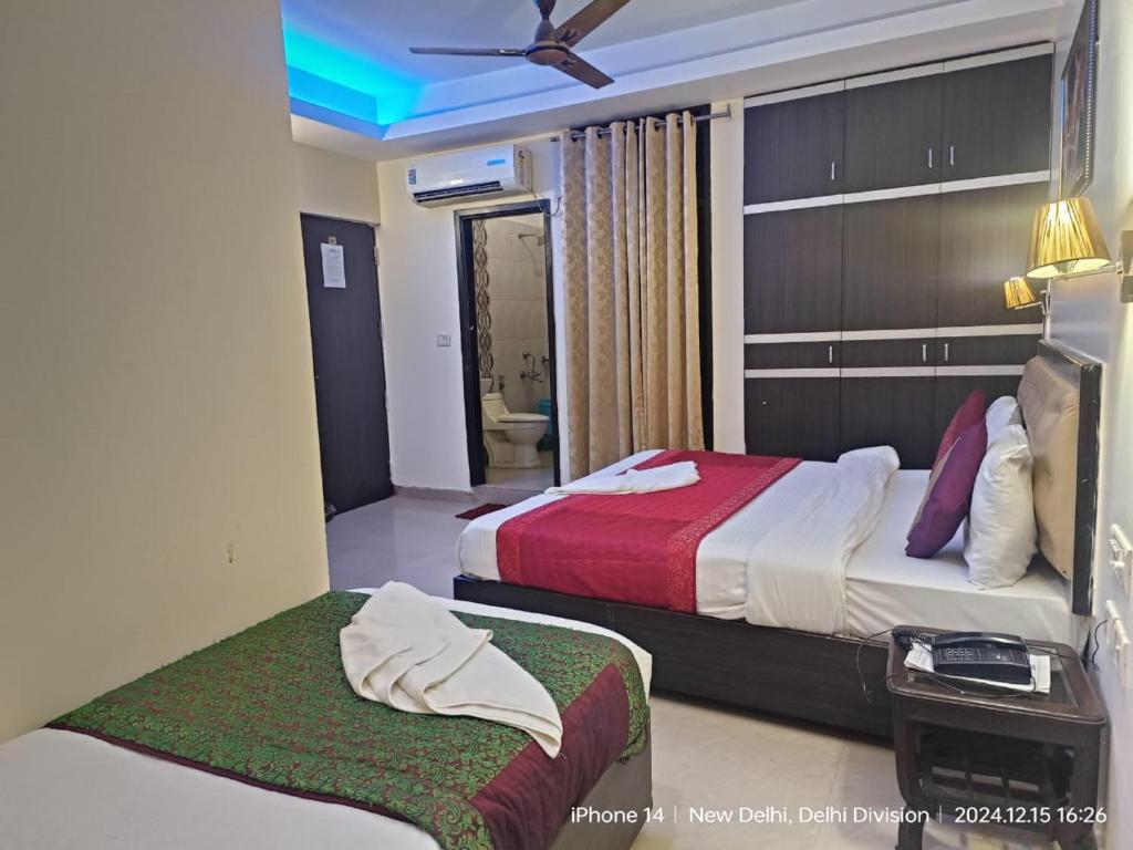 Postel nebo postele na pokoji v ubytování Jet Fox by Aero View Hotel, Delhi Airport