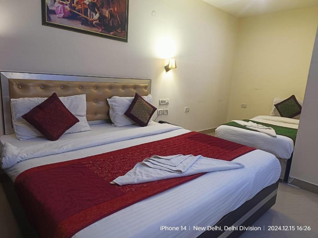 Postel nebo postele na pokoji v ubytování Jet Fox by Aero View Hotel, Delhi Airport