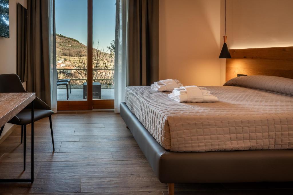 Postel nebo postele na pokoji v ubytování AURA Dimore ad Arquà Petrarca