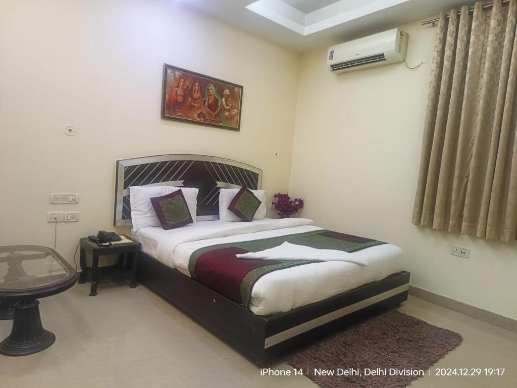 Postel nebo postele na pokoji v ubytování Jet Fox by Aero View Hotel, Delhi Airport