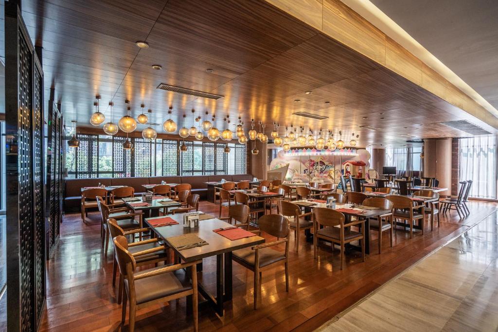 Restaurace v ubytování Hilton Foshan - Close to Lecong International Furniture Mall