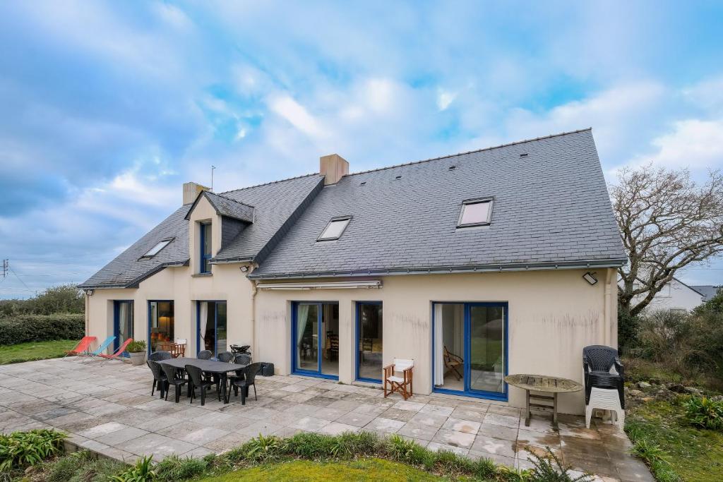 una casa con una mesa y sillas en un patio en Ker Kelly - A 5 min de la plage, en La Turballe