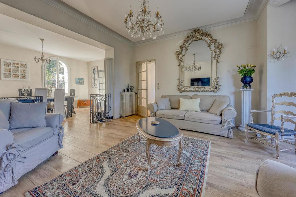 un salon avec deux canapés et une table dans l'établissement La Tartane - Maison climatisée proche plage, à Toulon