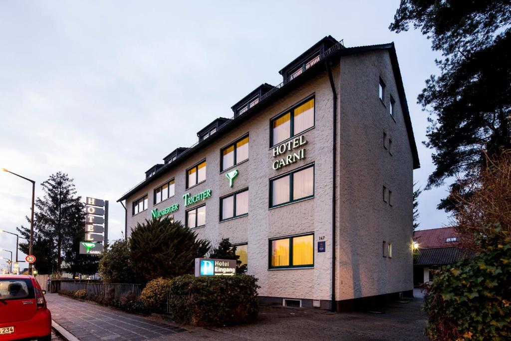 un bâtiment avec un panneau sur son côté dans l'établissement Nürnberger Trichter, à Nuremberg