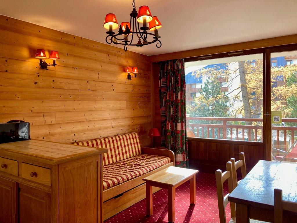 un salon avec un canapé et une table dans l'établissement Studio fonctionnel au pied des pistes. Animaux admis. - FR-1-811-18, à Les Deux Alpes