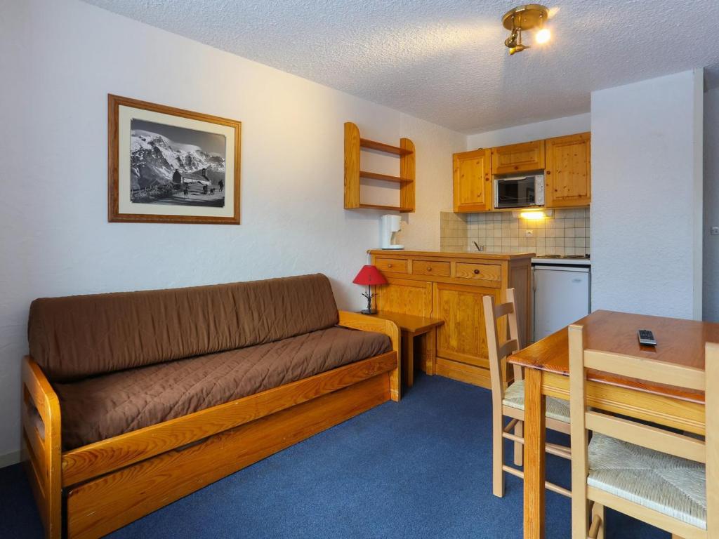 un salon avec un canapé et une cuisine dans l'établissement Studio central 4 pers - Pied des pistes, Animaux admis - FR-1-811-36, à Les Deux Alpes