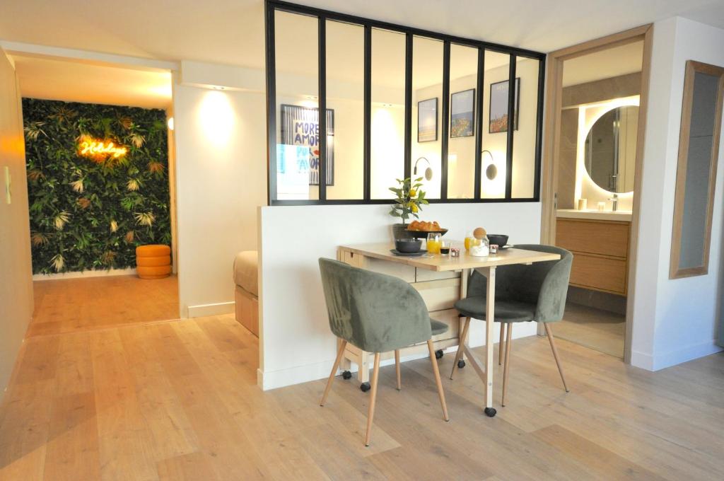 Un comedor con mesa y sillas en MONACO # MENTON - 4 PERSONS - HYPERCENTER - BEACH AND SUN - PRIVATE PARKING - CLIM - FULL RENOVATED - FAST WIFi, en Menton