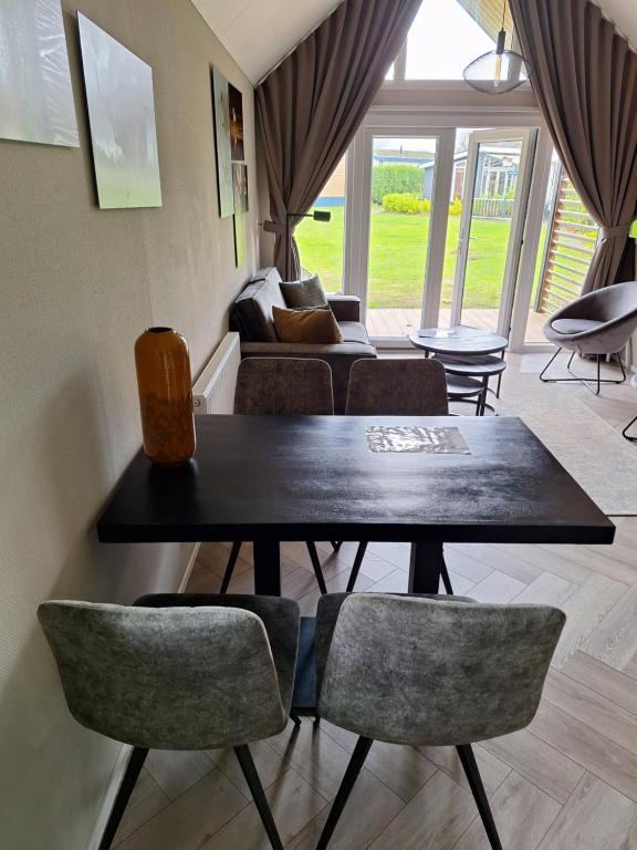 Posezení v ubytování Woodlonge Tinyhouse