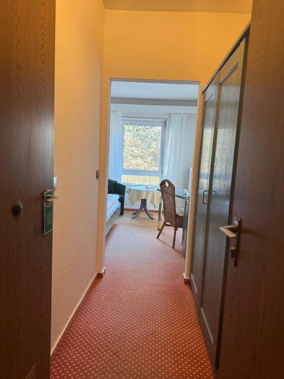 Postel nebo postele na pokoji v ubytování Hotel Das Waldhaus in Maikammer