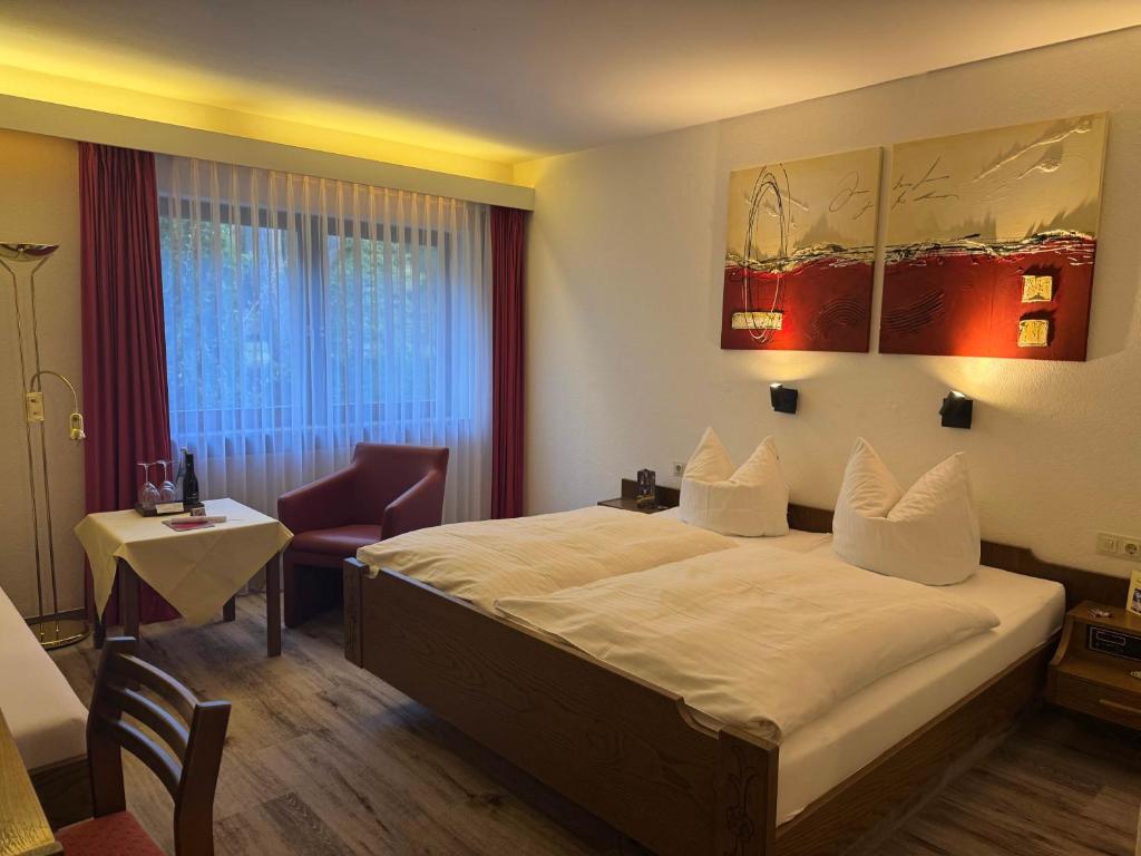 Postel nebo postele na pokoji v ubytování Hotel Das Waldhaus in Maikammer