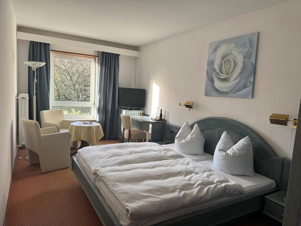 Postel nebo postele na pokoji v ubytování Hotel Das Waldhaus in Maikammer