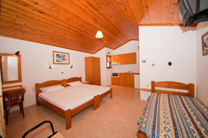 Postel nebo postele na pokoji v ubytování Amalia Studios Skiathos