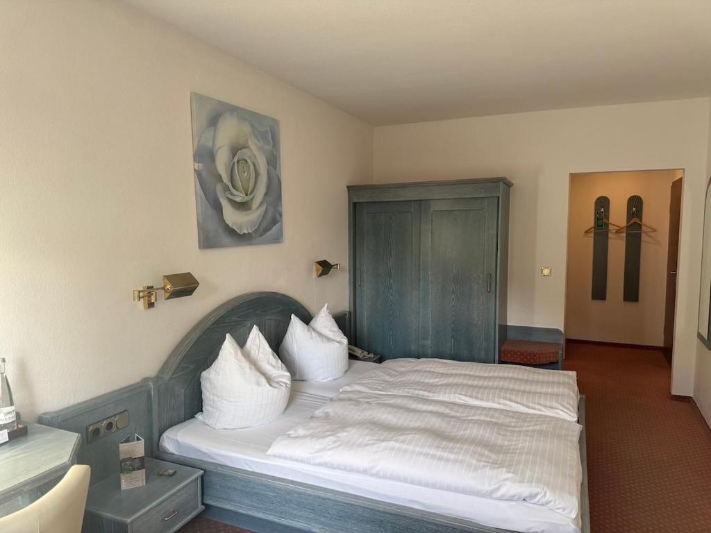 Postel nebo postele na pokoji v ubytování Hotel Das Waldhaus in Maikammer