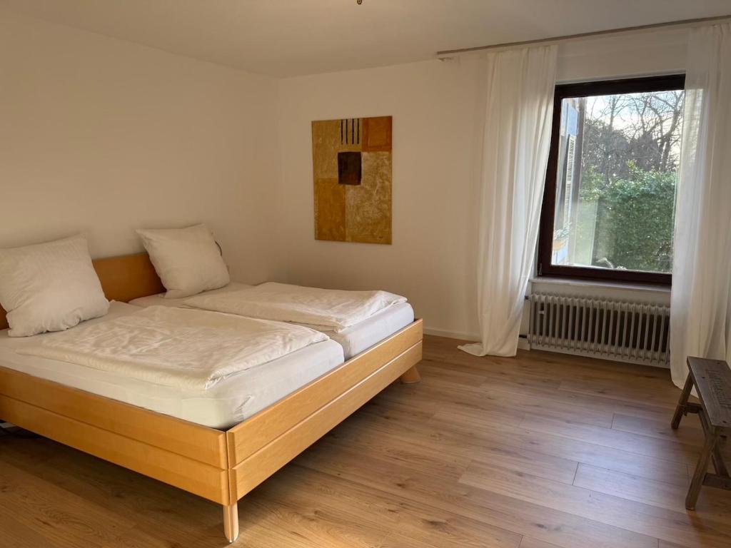 Postel nebo postele na pokoji v ubytování Hotel Das Waldhaus in Maikammer