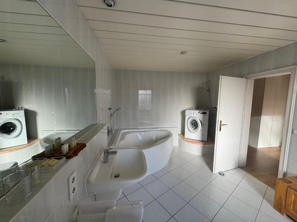 Koupelna v ubytování Hotel Das Waldhaus in Maikammer