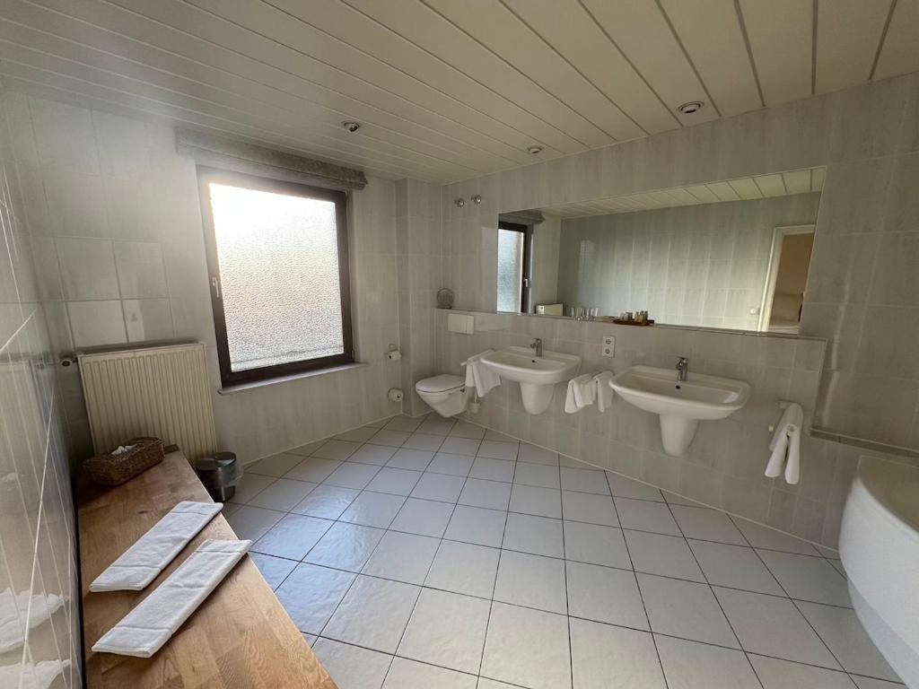 Koupelna v ubytování Hotel Das Waldhaus in Maikammer