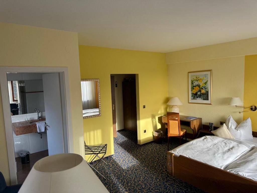 Postel nebo postele na pokoji v ubytování Hotel Das Waldhaus in Maikammer