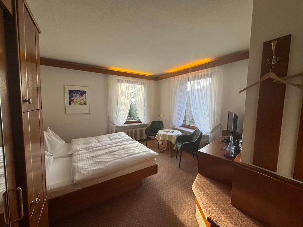 Postel nebo postele na pokoji v ubytování Hotel Das Waldhaus in Maikammer