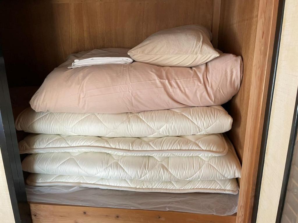 Postel nebo postele na pokoji v ubytování 古民家宿Tabi湊