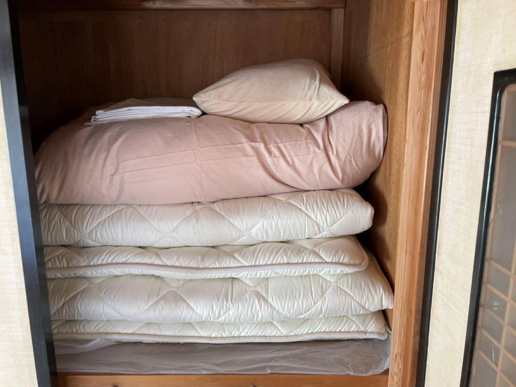 Postel nebo postele na pokoji v ubytování 古民家宿Tabi湊