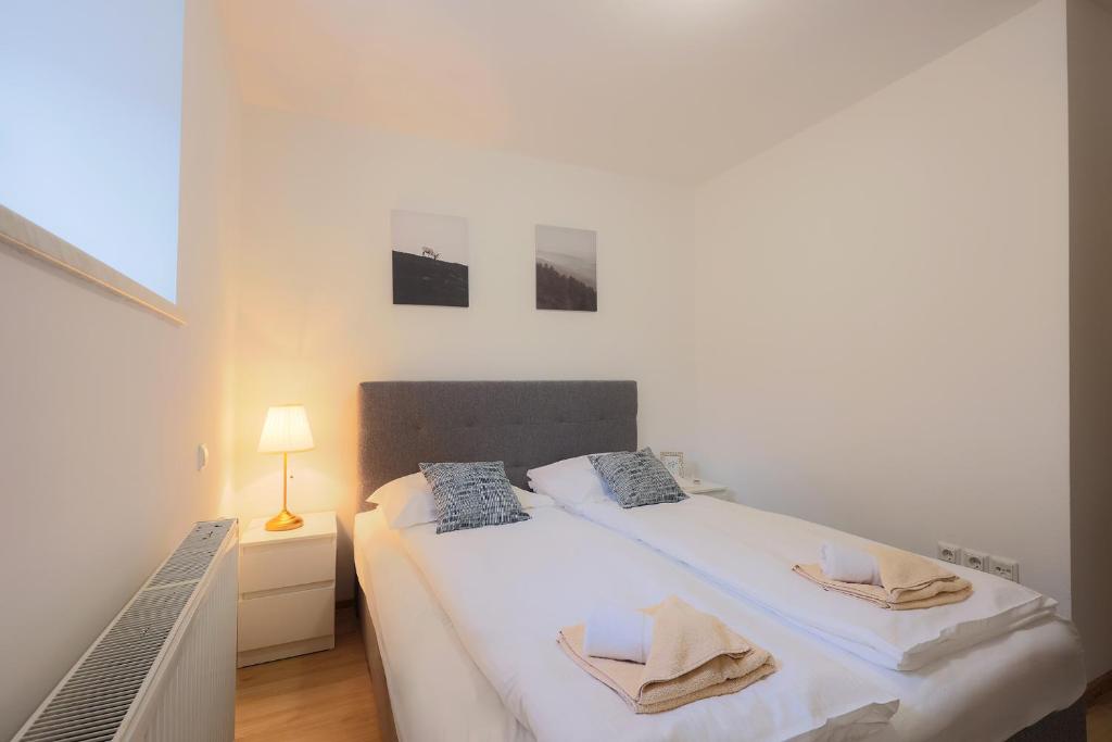 Postel nebo postele na pokoji v ubytování Grom Ribno Apartments