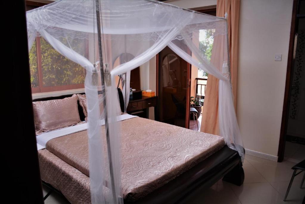 The Palms Beach Hotel and Restaurant Limited tesisinde bir odada yatak veya yataklar
