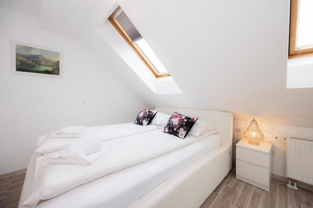 Postel nebo postele na pokoji v ubytování Grom Ribno Apartments