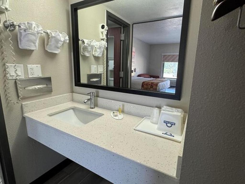 Days Inn by Wyndham Longview South - Chambre Lit King-Size De Luxe - Non-Fumeurs