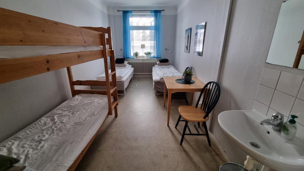 Postel nebo postele na pokoji v ubytování Piteå Vandrarhem