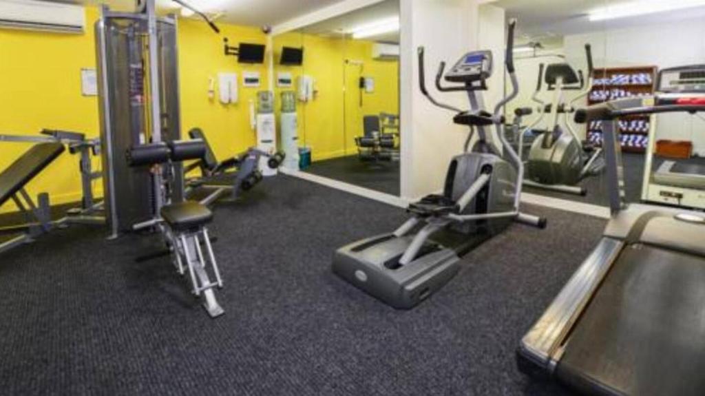 Fitness centrum a/nebo fitness zařízení v ubytování Inner City Sights King Bed Free Parking