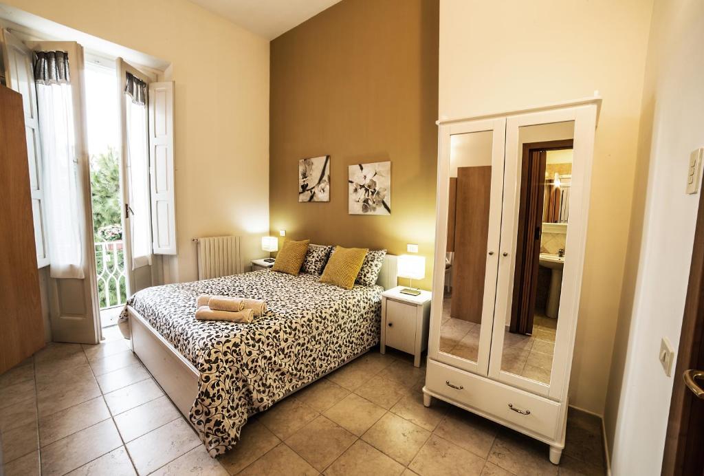 Dormitorio con cama con colcha de estampado de leopardo en B&B Germinario, en Trani