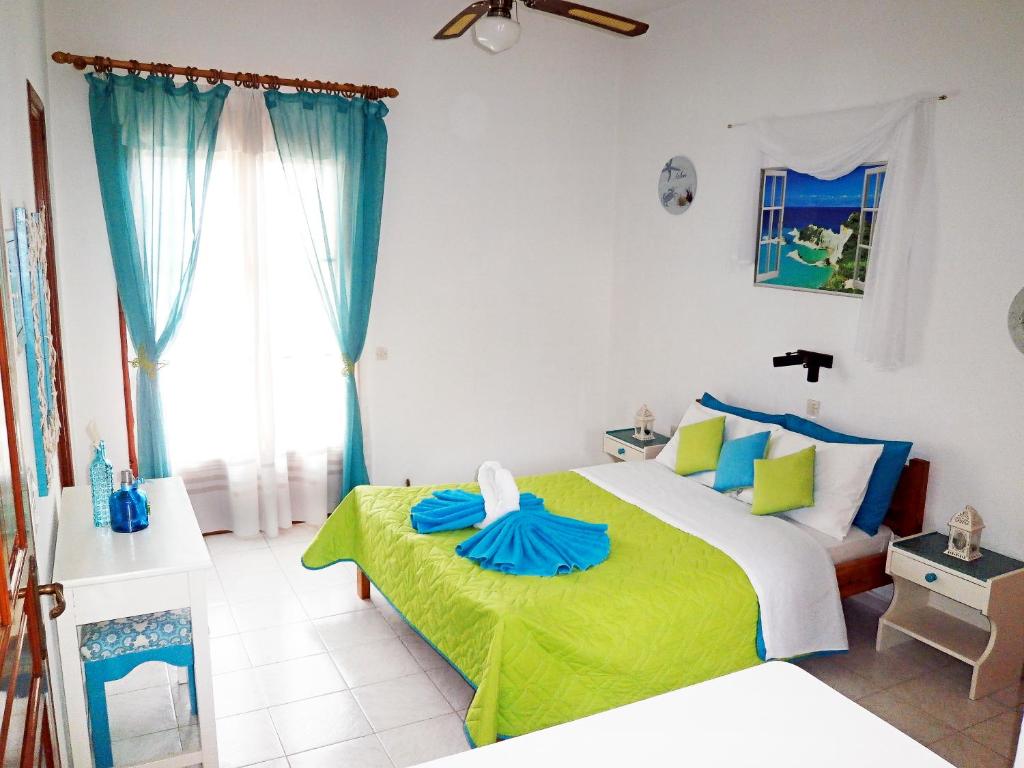 Cama o camas de una habitación en Paraskevi Apartments