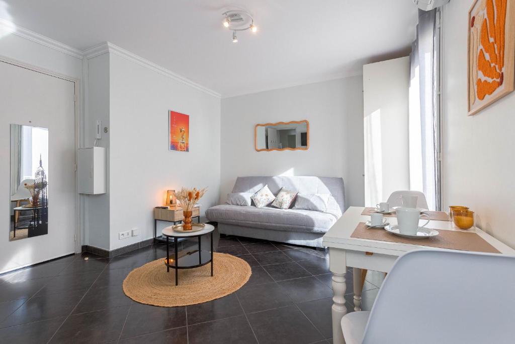 un salon avec un canapé et une table dans l'établissement Rue Hoche by Halldis, à Cannes