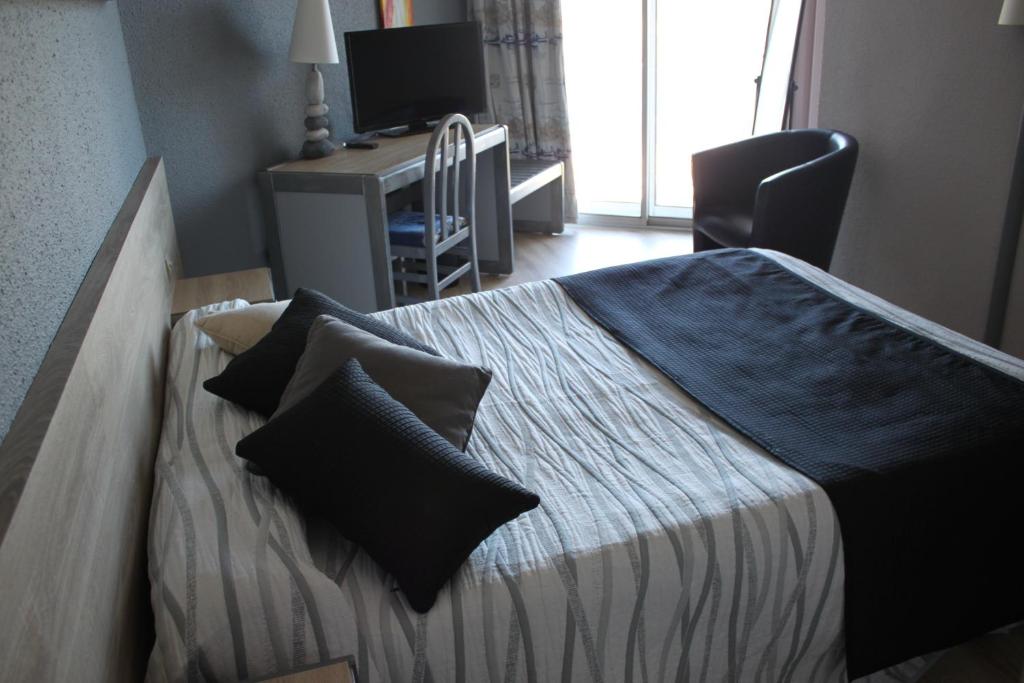 Postel nebo postele na pokoji v ubytování Logis Hotel Solhotel