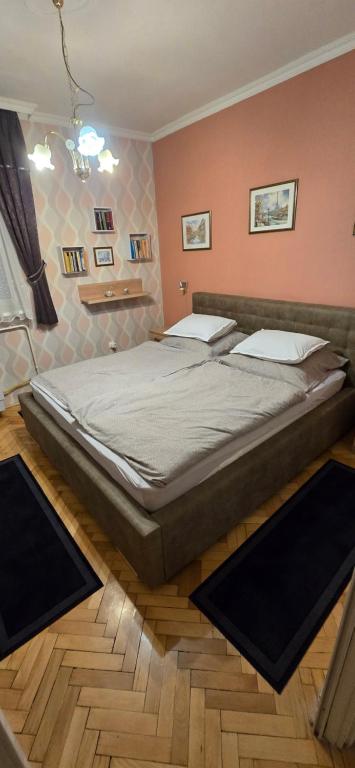 Łóżko lub łóżka w pokoju w obiekcie Habos isler apartman 16