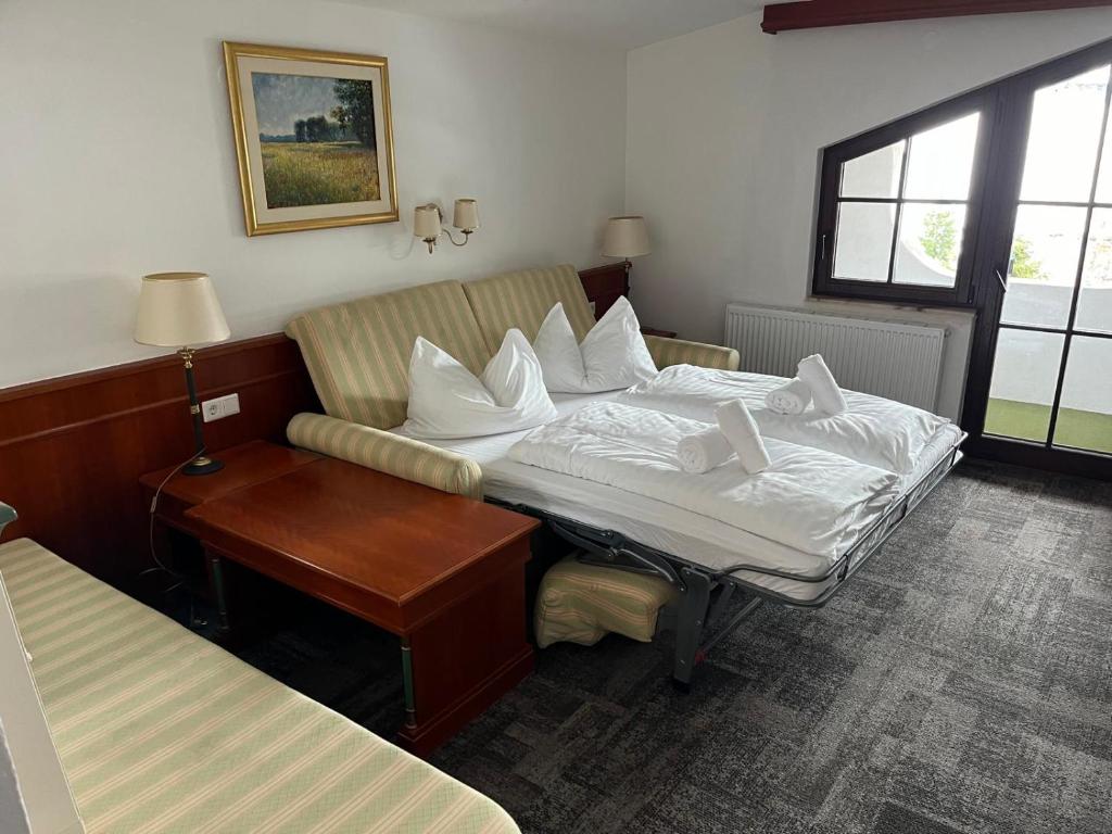 Postel nebo postele na pokoji v ubytování Tieflehner Hof Pitztalhaus Hotel