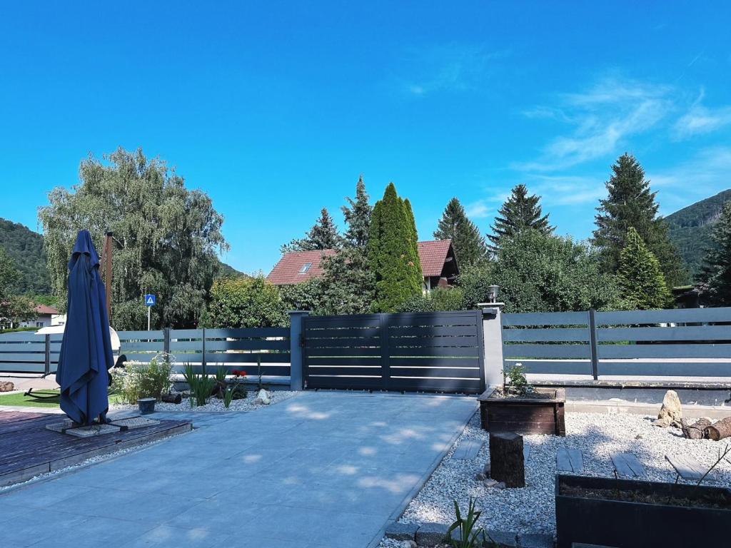 巴登Up Residences的一个带遮阳伞和围栏的庭院