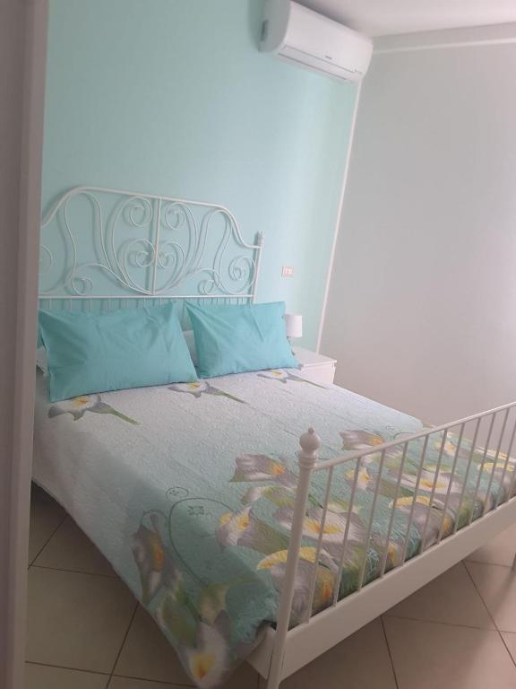 ein Schlafzimmer mit einem Bett, einem Kinderbett und einer Decke in der Unterkunft Iriss in Taormina