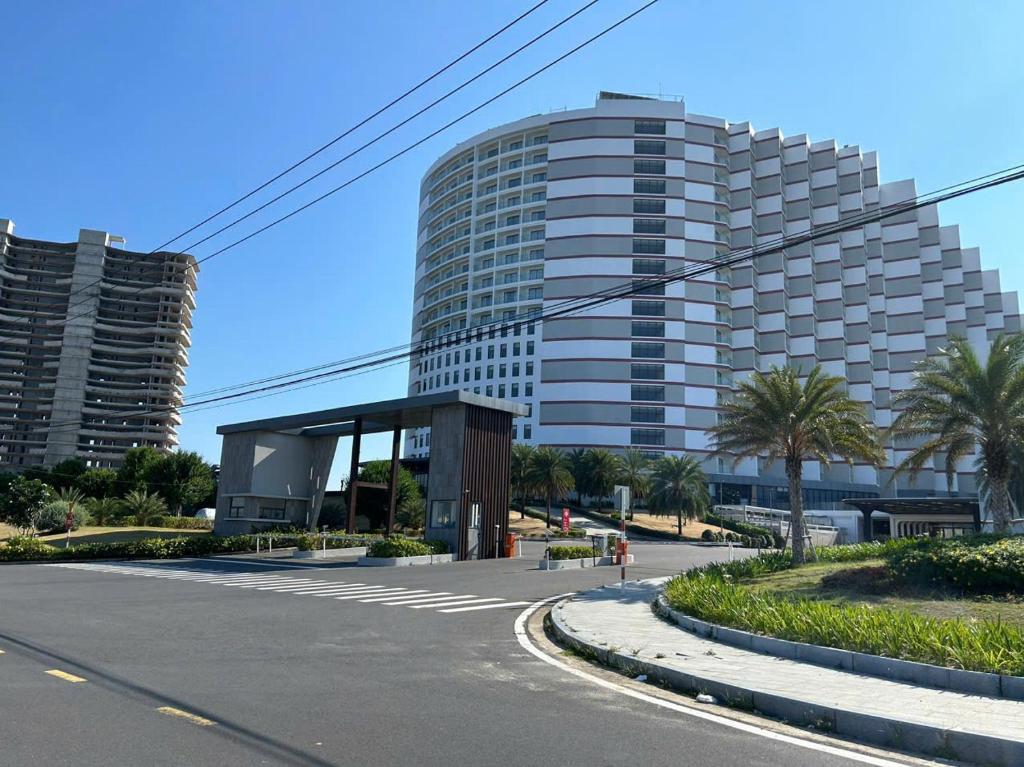 a large building in the middle of a street at Arena jakovi condotel in Cam Ranh International Airport