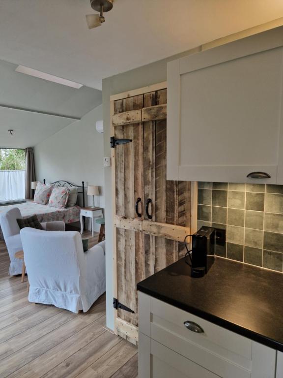 Kuchyň nebo kuchyňský kout v ubytování BenB Op de Vleet vrijstaande accommodatie