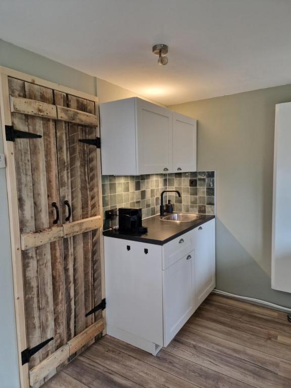 Kuchyň nebo kuchyňský kout v ubytování BenB Op de Vleet vrijstaande accommodatie
