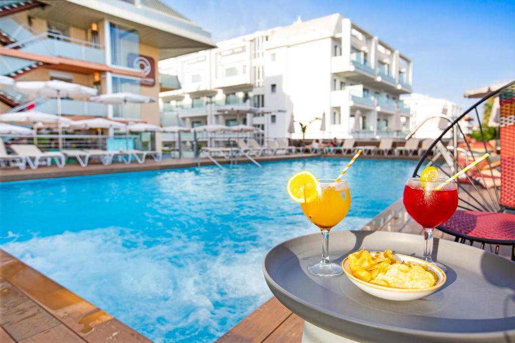 The swimming pool at or close to Aparthotel Odissea Park