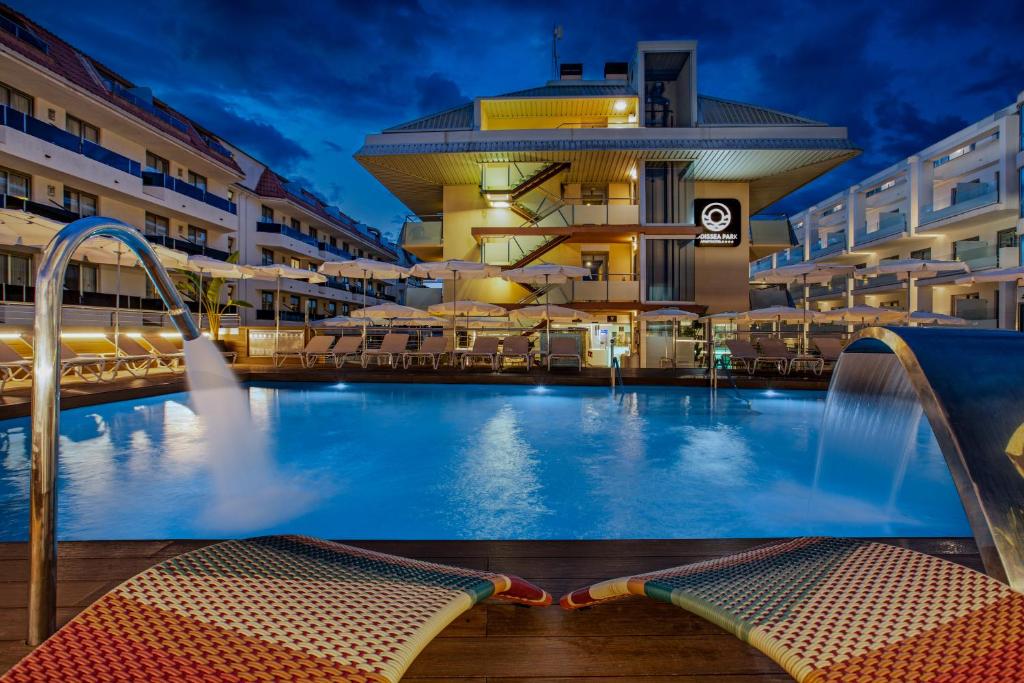 The swimming pool at or close to Aparthotel Odissea Park